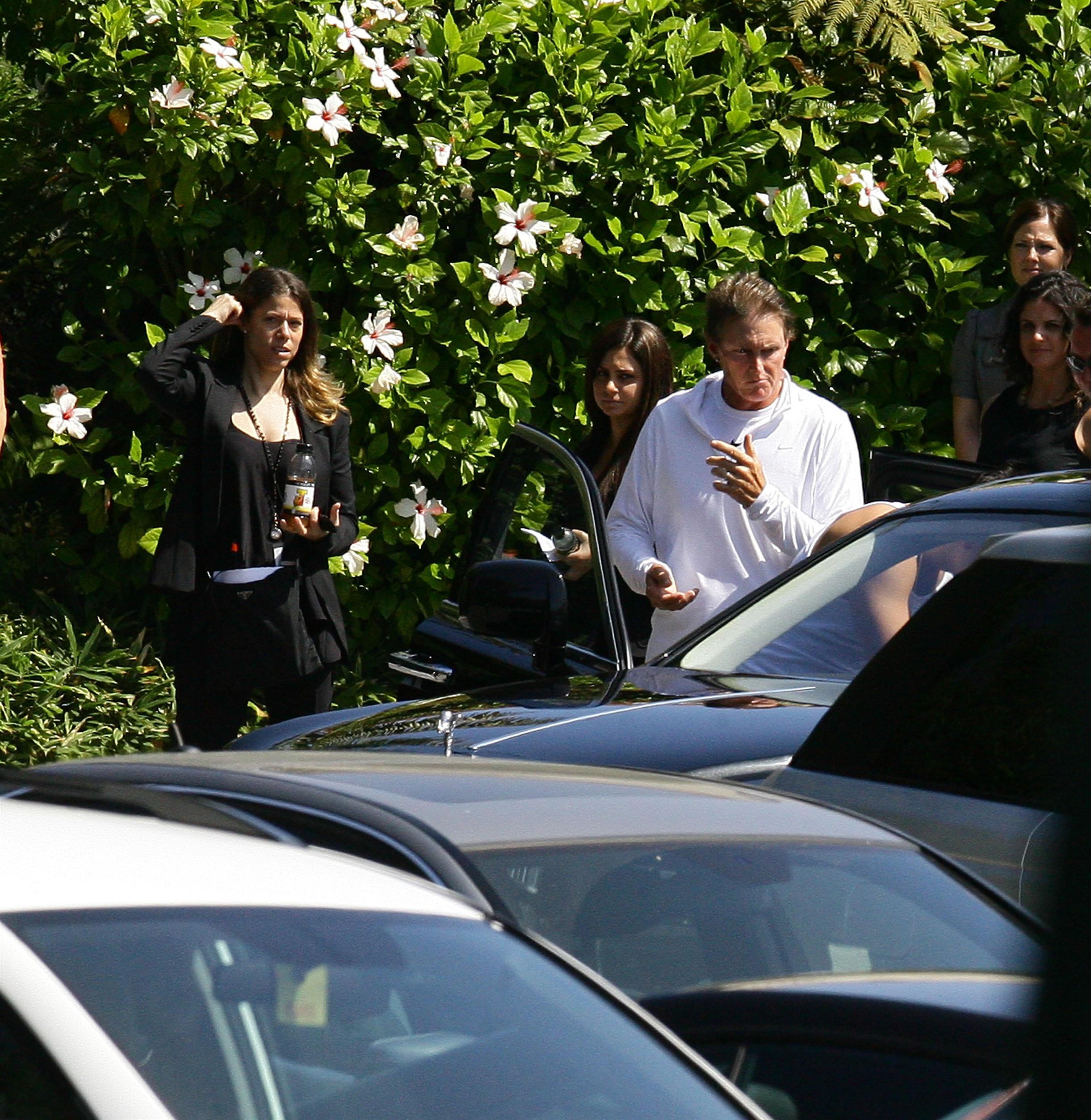 Family and guests arrive at the wedding venue of Kris Humphries and Kim Kardashian pictures | Picture 62572